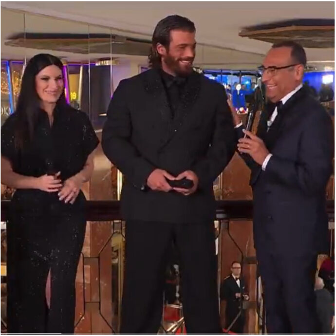 “Carlo Conti è bisessuale”: l’irruzione in diretta al TG1 del disturbatore Gabriele Paolini. E il conduttore replica: “Il mio tipo è Laura Pausini e non Can Yaman”