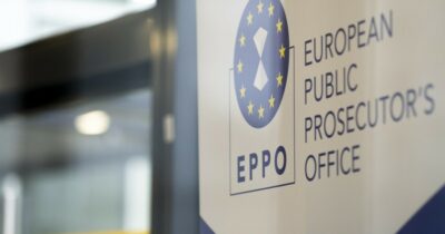 Copertina di La Procura europea chiede l’arresto di 16 docenti universitari, ricercatori e manager. “Tangenti su appalti finanziati con fondi Ue e Pnrr”