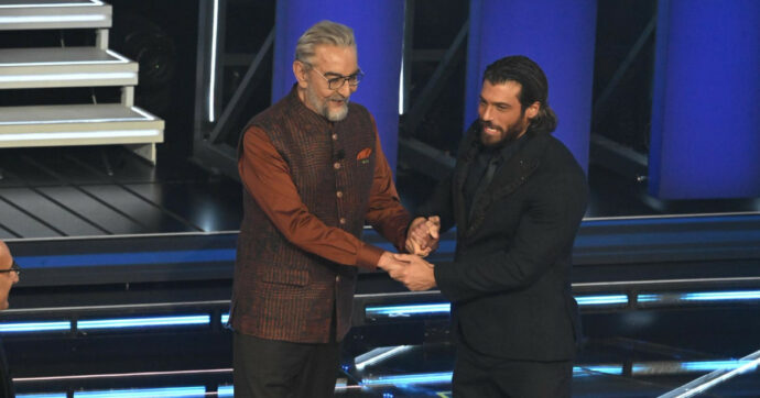 Sanremo 2026, la prima serata: due Sandokan all’Ariston, con Tiziano Ferro e Max Pezzali è effetto karaoke, la Rai ‘cade’ sulla Repubblica