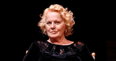 Copertina di “Mi sarei aspettata un invito a Sanremo per ricordare Pippo Baudo, invece ci sarà la segretaria, avrebbero dovuto metterla vicino ai figli”: la ‘stoccata’ di Katia Ricciarelli