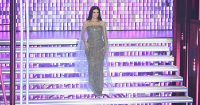 Copertina di “Non dice ‘questo si droga’ ma ‘hai visto che roba?”: il mistero (subito risolto) su una frase detta da Laura Pausini mentre cantava Sal Da Vinci