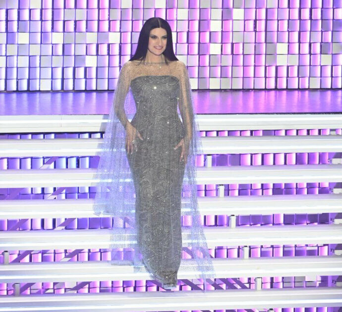 “Non dice ‘questo si droga’ ma ‘hai visto che roba?”: il mistero (subito risolto) su una frase detta da Laura Pausini mentre cantava Sal Da Vinci