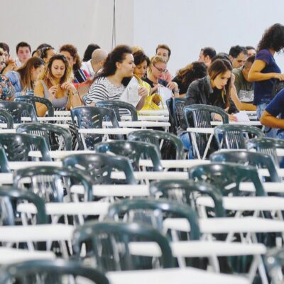 Copertina di Il paradosso dei Comuni: fanno i concorsi per funzionari pubblici, poi rinunciano ad assumere i vincitori. “Pensavano che gli stipendi li coprisse il Pnrr”