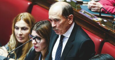 Copertina di Inchiesta dossieraggi, in Antimafia il centrodestra vota la sua relazione: “Indagini carenti su De Raho”. Conte: “Si sovrappone ai pm”