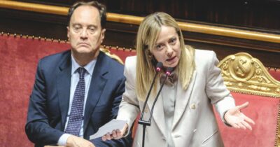 Copertina di Ucraina, Meloni: “Per la pace avanti con gli Stati Uniti”. C’è sciopero dei voli: fiducia sul decreto armi