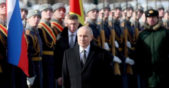 Putin “perde”, Mosca è “impantanata”: però c’impongono il riarmo