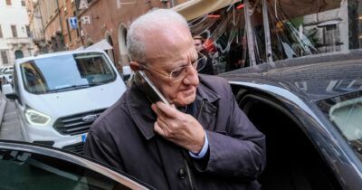 Copertina di Farsa Salerno: il Pd si tiene De Luca, ma senza simbolo