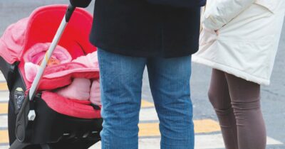 Copertina di Congedo paritario per madri e padri, stop della Ragioneria e le destre lo affossano