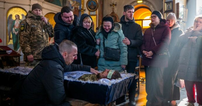 Ucraina, 4 anni di guerra. Von der Leyen: “Pace alle condizioni di Kiev”. Zelensky a Trump: “Resti dalla nostra parte. Putin ha fallito”