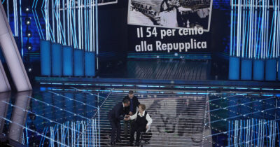 Copertina di Sanremo 2026, oltre alla gaffe “Repupplica” è stato cancellato anche il nome del quotidiano “L’Unità”