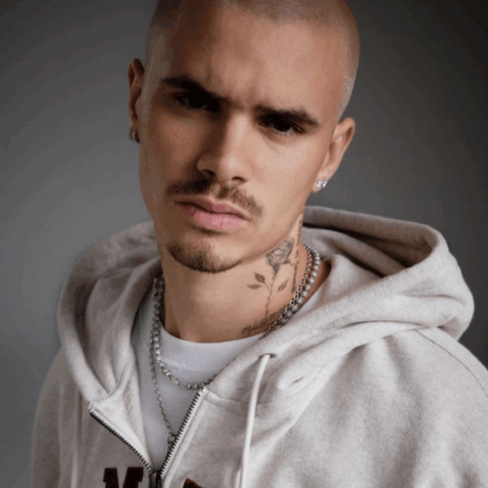 Romeo Beckham mette “mi piace” al video contro Nicola Peltz: “Il problema in famiglia è lei. Ha costretto Brooklyn a parlare male dei genitori”