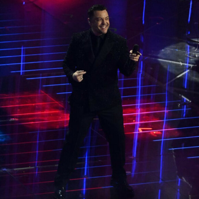 Sanremo 2026, la diretta della prima serata: la voce di Pippo Baudo apre il Festival, standing ovation per l’omaggio a Peppe Vessicchio. Fine prevista all’1.25.