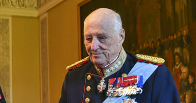 Copertina di Re Harald V di Norvegia ricoverato in ospedale a Tenerife per un’infezione: “Stato diffuso di disidratazione”. Ecco come sta il monarca più anziano d’Europa
