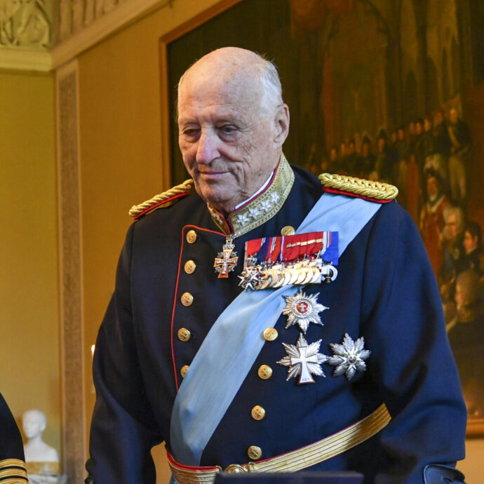 Re Harald V di Norvegia ricoverato in ospedale a Tenerife per un’infezione: “Stato diffuso di disidratazione”. Ecco come sta il monarca più anziano d’Europa