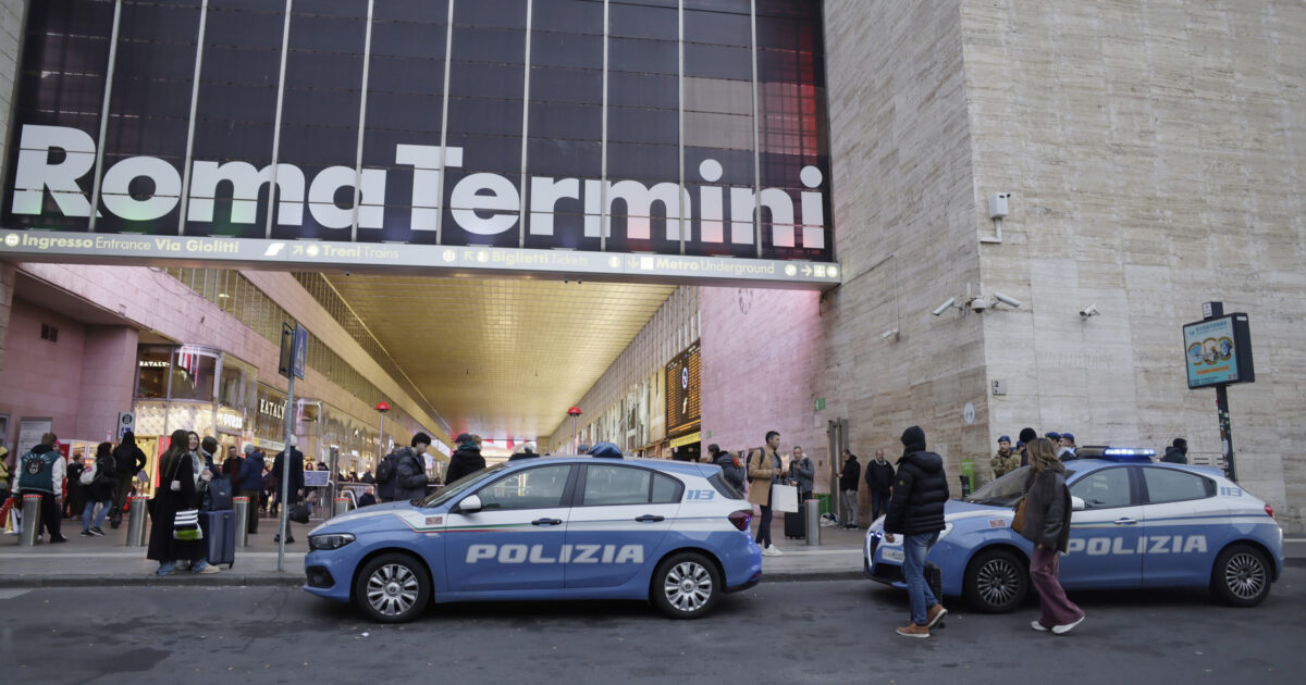 furti alla coin chiesto l8217arresto della cassiera complice di poliziotti e carabinieri il privilegio catturato in telecamera da Ilfattoquotidiano.it furti alla coin chiesto l8217arresto della cassiera complice di poliziotti e carabinieri il privilegio catturato in telecamera