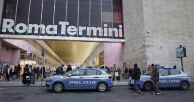 Copertina di Furti alla Coin: chiesto l’arresto della cassiera complice di poliziotti e carabinieri. Il “privilegio” catturato in telecamera