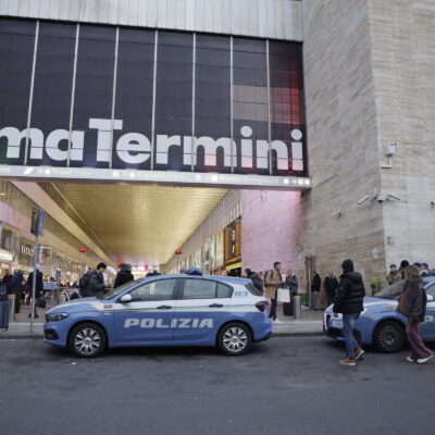 Copertina di Picchiato dai poliziotti e sequestrato in commissariato, finisce in ospedale: 4 agenti ai domiciliari e 2 sospesi a Roma