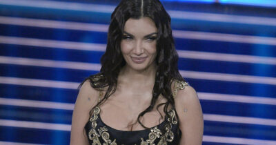 Copertina di “Porca tr**a fate abbassare la musica ai festini di fianco agli hotel dove alloggiano i cantanti”: Elettra Lamborghini furibonda dopo l’esibizione a Sanremo 2026