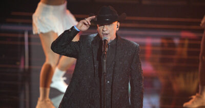 Copertina di “Se ho avuto fortuna nella vita? Il mio culo è bello, alto e sodo. La politica è ostaggio dell’alta finanza combattere battaglie non serve a un ca*o”: l’ironia di J-Ax a Sanremo 2026