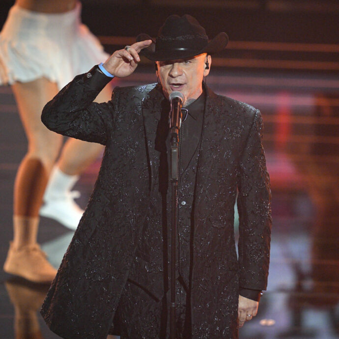 “Se ho avuto fortuna nella vita? Il mio culo è bello, alto e sodo. La politica è ostaggio dell’alta finanza combattere battaglie non serve a un ca*o”: l’ironia di J-Ax a Sanremo 2026