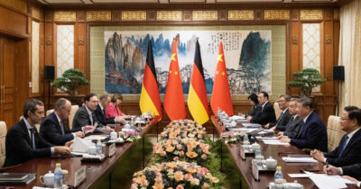 Copertina di Anche Merz vola da Xi Jinping per accordi su clima ed export: “Tagliare le relazioni sarebbe come tirarsi la zappa sui piedi”