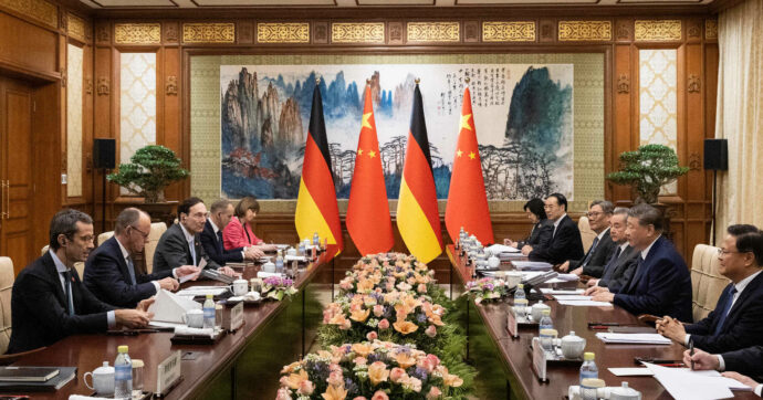 Anche Merz vola da Xi Jinping per accordi su clima ed export: “Tagliare le relazioni sarebbe come tirarsi la zappa sui piedi”