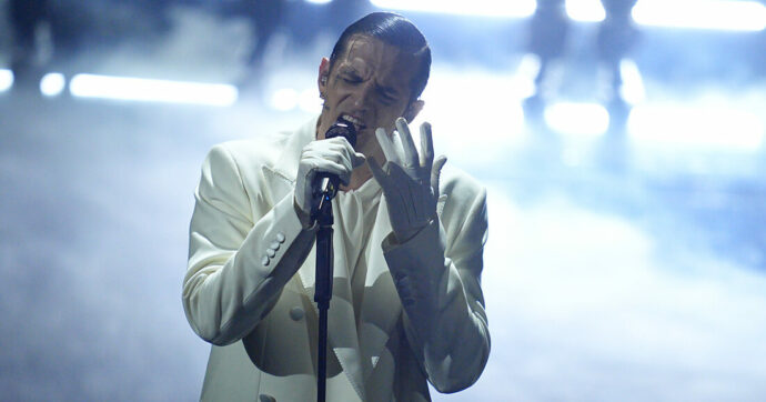 Sanremo 2026, la diretta della seconda serata: Achille Lauro canta per le vittime di Crans-Montana e commuove, Conti ricorda Niscemi (“deve resistere”). Meta: “I bimbi dovrebbero fare rumore, non silenzio”