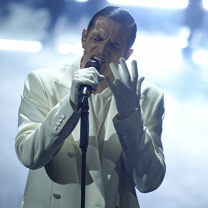 Sanremo 2026, la diretta della seconda serata: Laura Pausini apre il Festival da sola e presenta Conti, poi via alla Semifinale dei Giovani