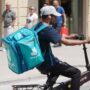 Copertina di Il Grande Fratello di Deliveroo con i rider: “Sfruttati e monitorati, l’app poteva vedere anche velocità e traiettorie”