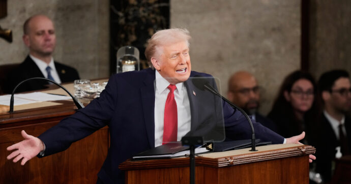 Il discorso di Trump sullo Stato dell’Unione: “Stop ai dazi decisione infelice. L’Iran ha missili in grado di colpire l’Europa e gli Usa”