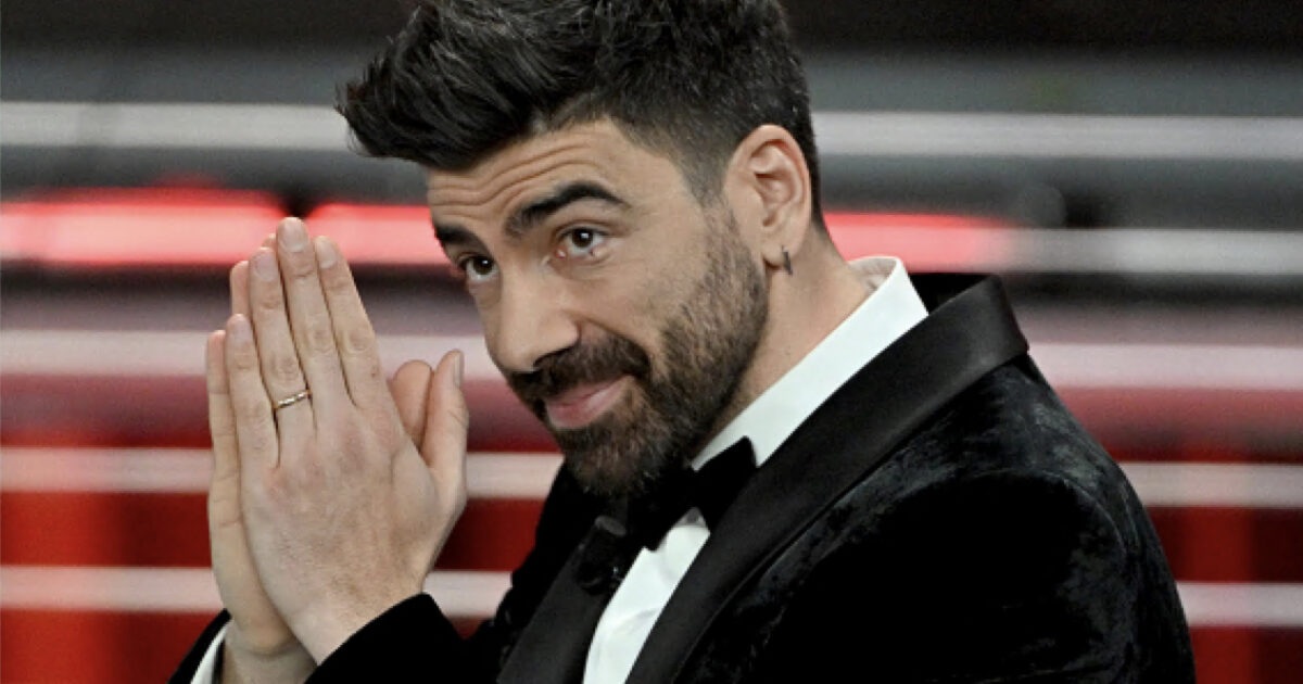 “Pochi mesi fa è mancata la mia mamma, mi trovo su questo palco a coronare un sogno il 25 febbraio, il giorno del suo compleanno. La vita ci manda segnali”: Gianluca Gazzoli a Sanremo 2026