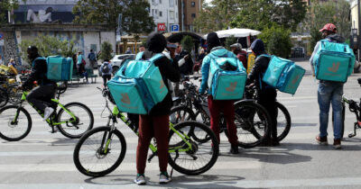 Copertina di “20mila rider con paghe sotto la soglia di povertà”, dopo Glovo controllo giudiziario anche per Deliveroo