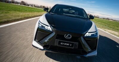 Copertina di Lexus RZ F550e F-Sport, la prova de Il Fatto.it – L’auto del futuro è qui – FOTO
