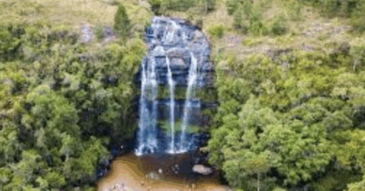 Copertina di “Si è avvicinato al bordo della cascata per fare una foto. La persona che era con lui ha cercato di trattenerlo per i vestiti ma non ce la fatta”:36enne cade da 40 metri e muore