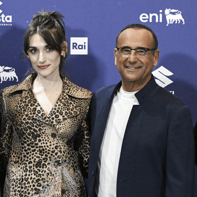 Sanremo 2026, Carlo Conti: “Il refuso sullo schermo con la scritta Repupplica? Chi non fa, non sbaglia. Mi aspettavo ascolti anche più bassi per lo scenario”. Achille Lauro canterà per le vittime di Crans-Montana