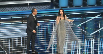 Copertina di “Prima me lo avete messo qua, ora ce l’ho in mano”: la gaffe ‘hot’ di Laura Pausini nella prima serata di Sanremo 2026. Carlo Conti reagisce così