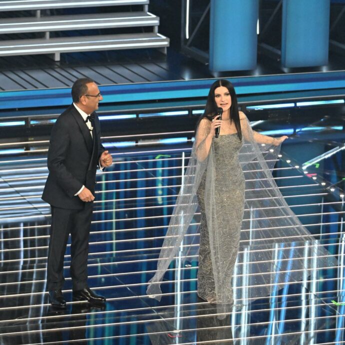 “Prima me lo avete messo qua, ora ce l’ho in mano”: la gaffe ‘hot’ di Laura Pausini nella prima serata di Sanremo 2026. Carlo Conti reagisce così