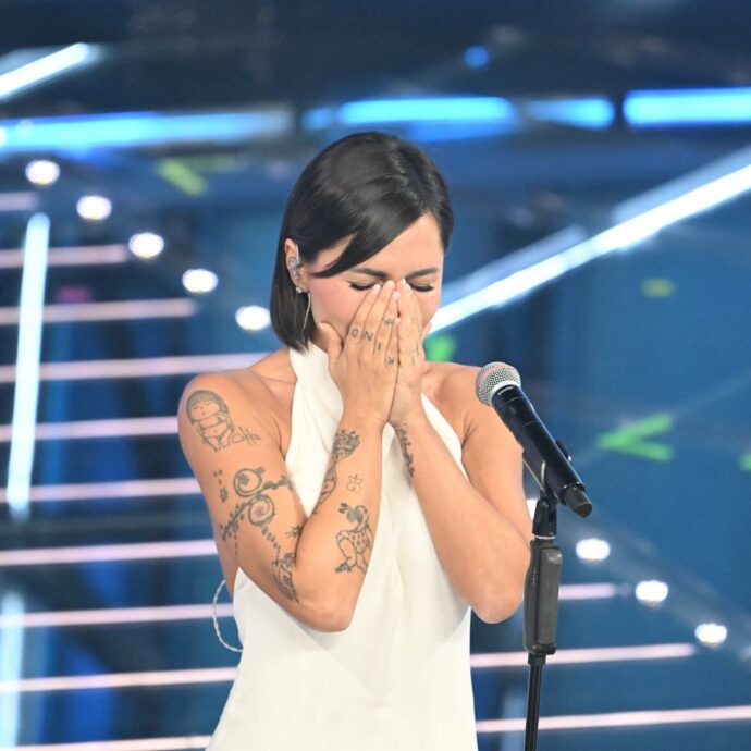 Serena Brancale scoppia in lacrime dopo l’esibizione a Sanremo 2026: il pianto per la canzone dedicata alla mamma scomparsa – VIDEO
