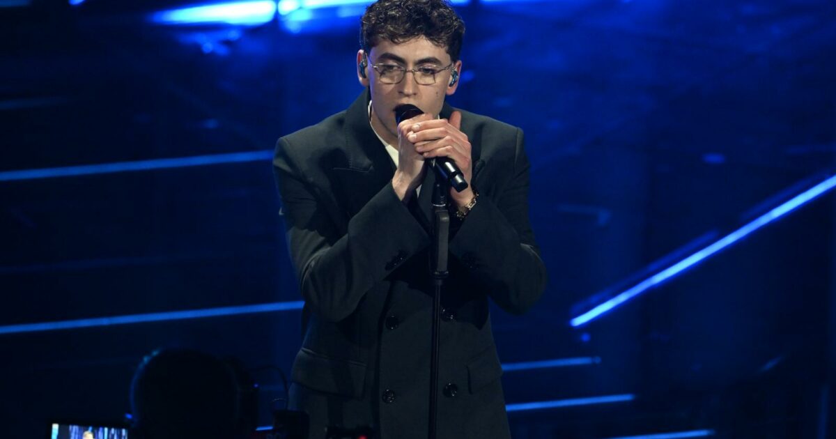 “Parlavo al vuoto”: il microfono non funziona, problemi tecnici per Tredici Pietro a Sanremo 2026. La falsa partenza, poi l’intervento di Carlo Conti – VIDEO