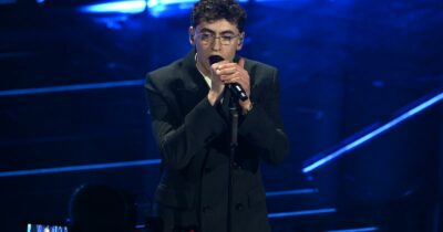 Copertina di “Parlavo al vuoto”: il microfono non funziona, problemi tecnici per Tredici Pietro a Sanremo 2026. La falsa partenza, poi l’intervento di Carlo Conti – VIDEO