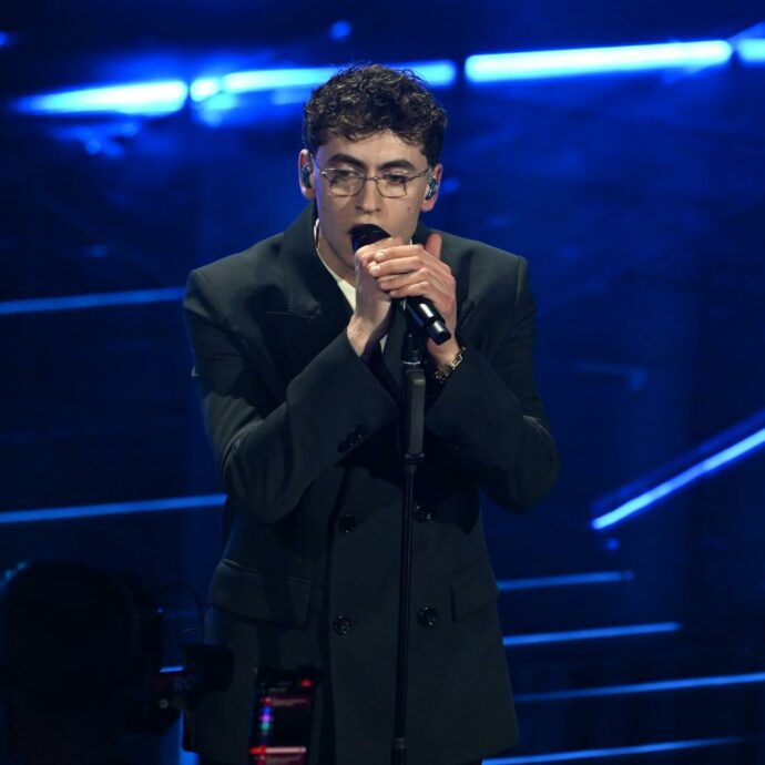 “Parlavo al vuoto”: il microfono non funziona, problemi tecnici per Tredici Pietro a Sanremo 2026. La falsa partenza, poi l’intervento di Carlo Conti – VIDEO