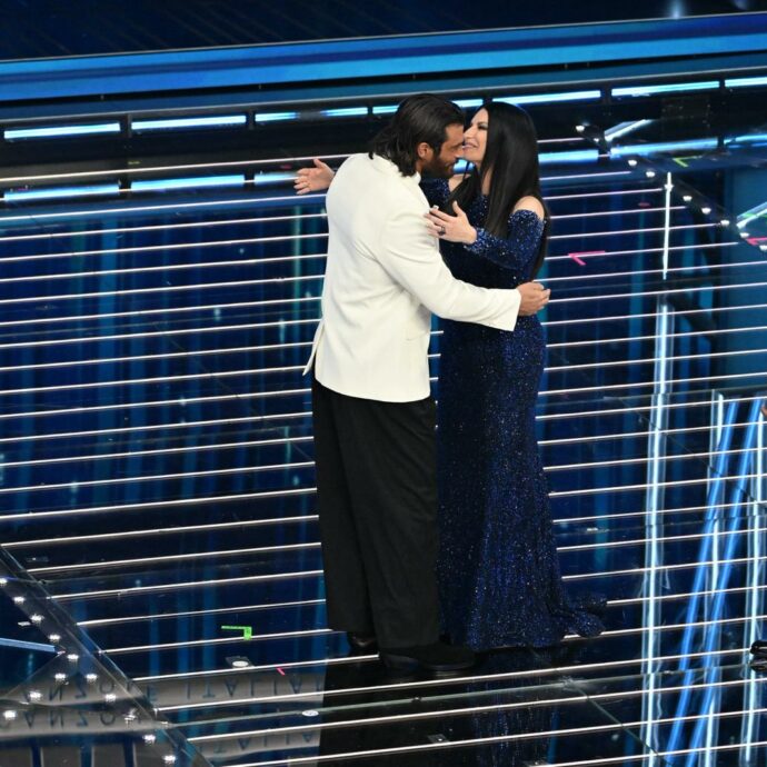 Sanremo 2026, le pagelle tv della prima serata: voto 5 agli omaggi “lampo”, Laura Pausini 7 (di incoraggiamento). Can Yaman? Ha fatto il compitino e l’ha portato a casa