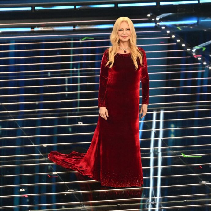 Piccolo incidente per Patty Pravo: cade dalla sedia in conferenza stampa a Sanremo – Video