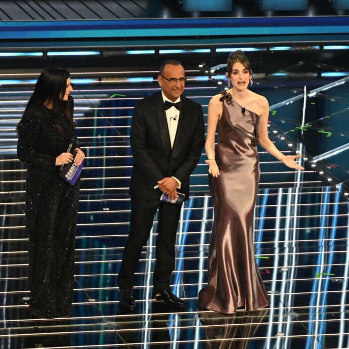 Pilar Fogliati a Carlo Conti e Laura Pausini: “Per fare questo lavoro percepite denaro? Ma davvero? Pazzesco”. L’attrice porta il suo personaggio Uvetta sul palco dell’Ariston