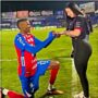 Copertina di Calciatore costaricano chiede alla fidanzata di sposarlo e lei risponde “sì”. Ma dopo tre giorni si lasciano