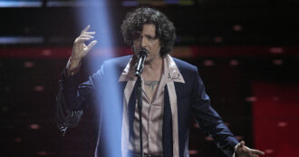 Ermal Meta omaggia i bimbi di Gaza a Sanremo, il dettaglio sull’abito e le parole di Carlo Conti: “I bambini non c’entrano niente con la follia degli uomini”