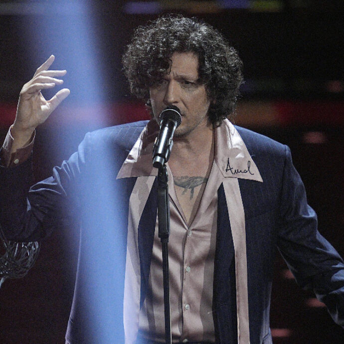 Ermal Meta omaggia i bimbi di Gaza a Sanremo, il dettaglio sull’abito e le parole di Carlo Conti: “I bambini non c’entrano niente con la follia degli uomini”