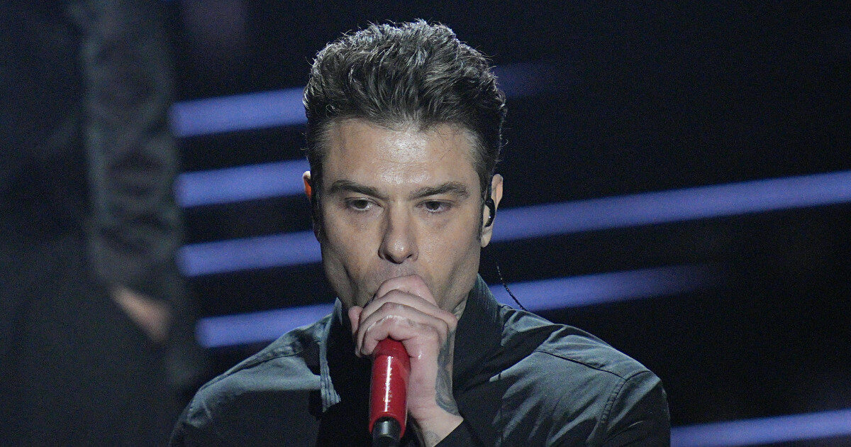 “Fedez è protagonista di un’operazione piuttosto critica su più fronti”, “Trova il tempo per pubblicizzare un dispositivo per riscaldare il tabacco, come mai veicola messaggi dannosi?”: così Selvaggia Lucarelli e l’Unione Nazionale Consumatori