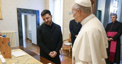 Copertina di Leone XIV è più vicino all’Ucraina ma su un punto Papa Francesco continua ad essere profetico