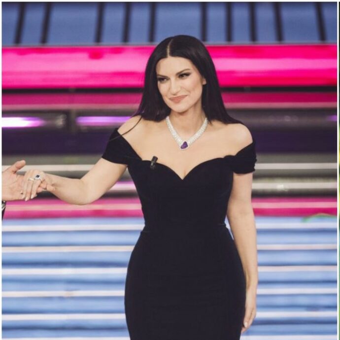 L’incredibile somiglianza tra Laura Pausini e Lady Diana a Sanremo 2026: social scatenati per il look che ricorda il “revenge dress”. E il collier fa sognare il Titanic